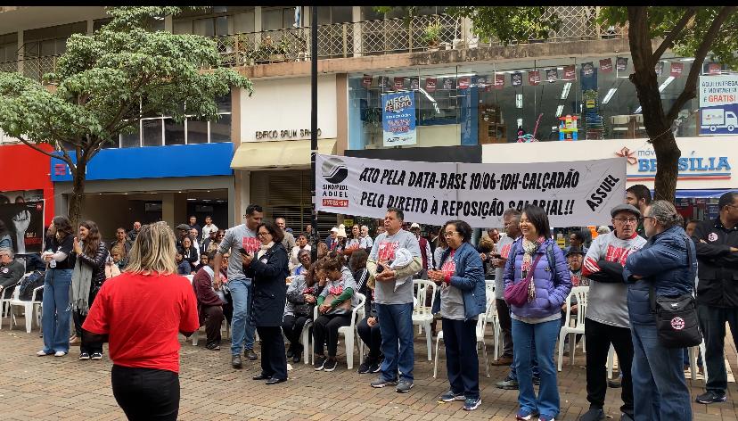 Servidores estaduais realizam protesto no Calçadão de Londrina por respostas do governo Ratinho Junior